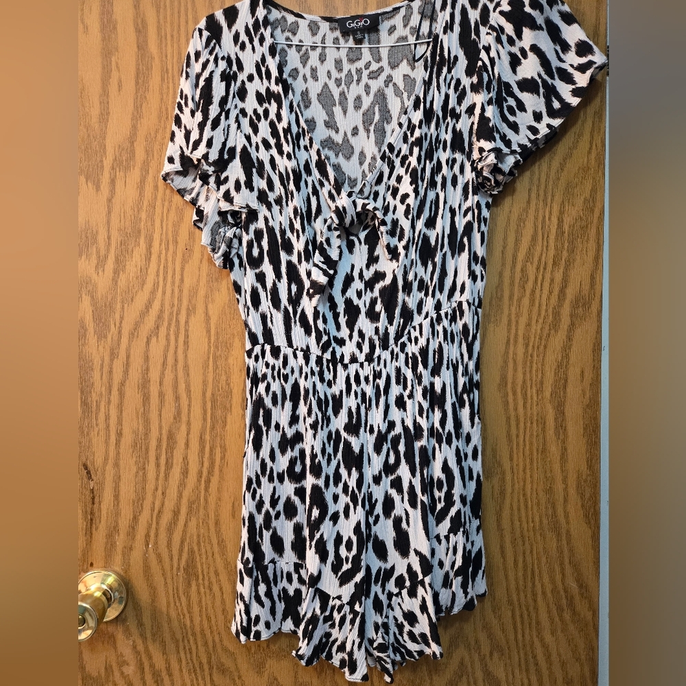 Pretty black and white shorts romper with tie front and pockets. Great shape.
